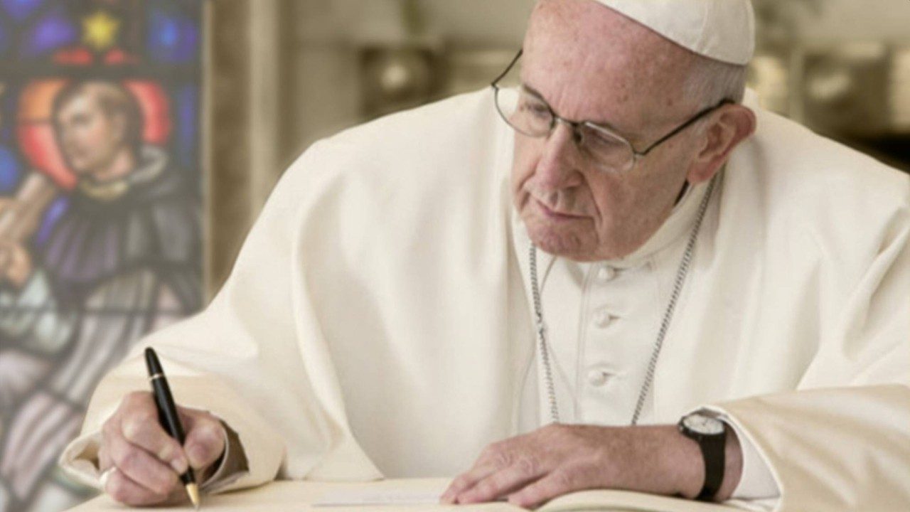 PapaFrancisco_escribiendo_VaticanMedia.jpeg